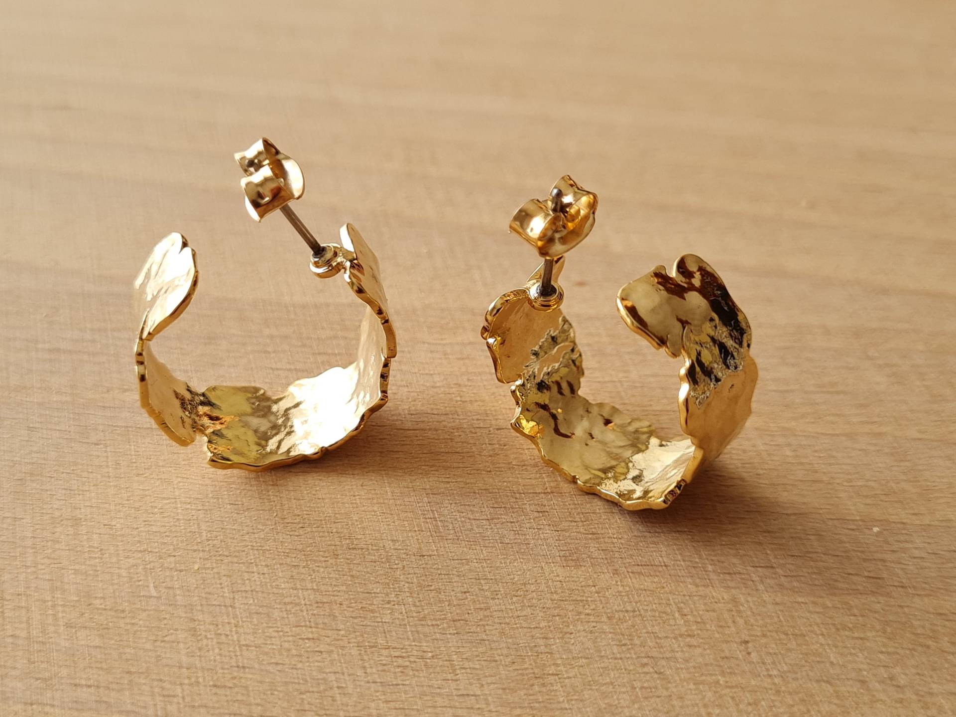 Unregelmäßige Ohrringe, Gehämmertes Gold, Breite Creolen 2 cm von Eclatsdefantaisie