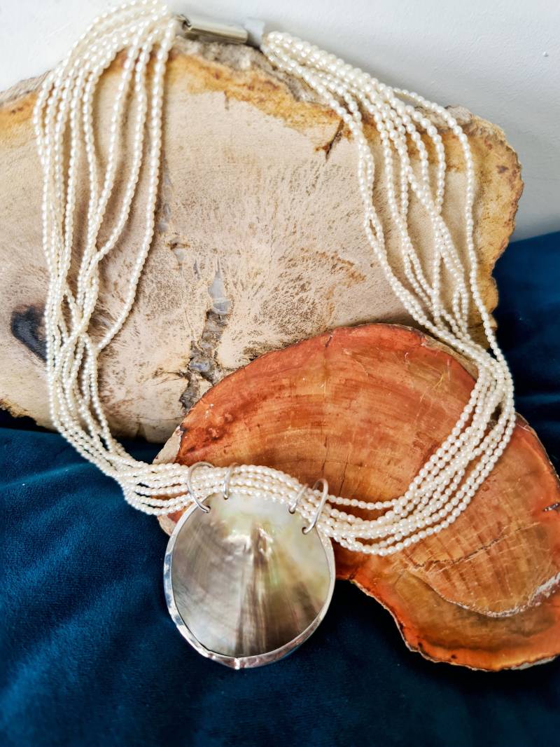 Wunderschöne Saatperlen Kette Mit Perlmutt in Silber von EclecticArtsStudioCo