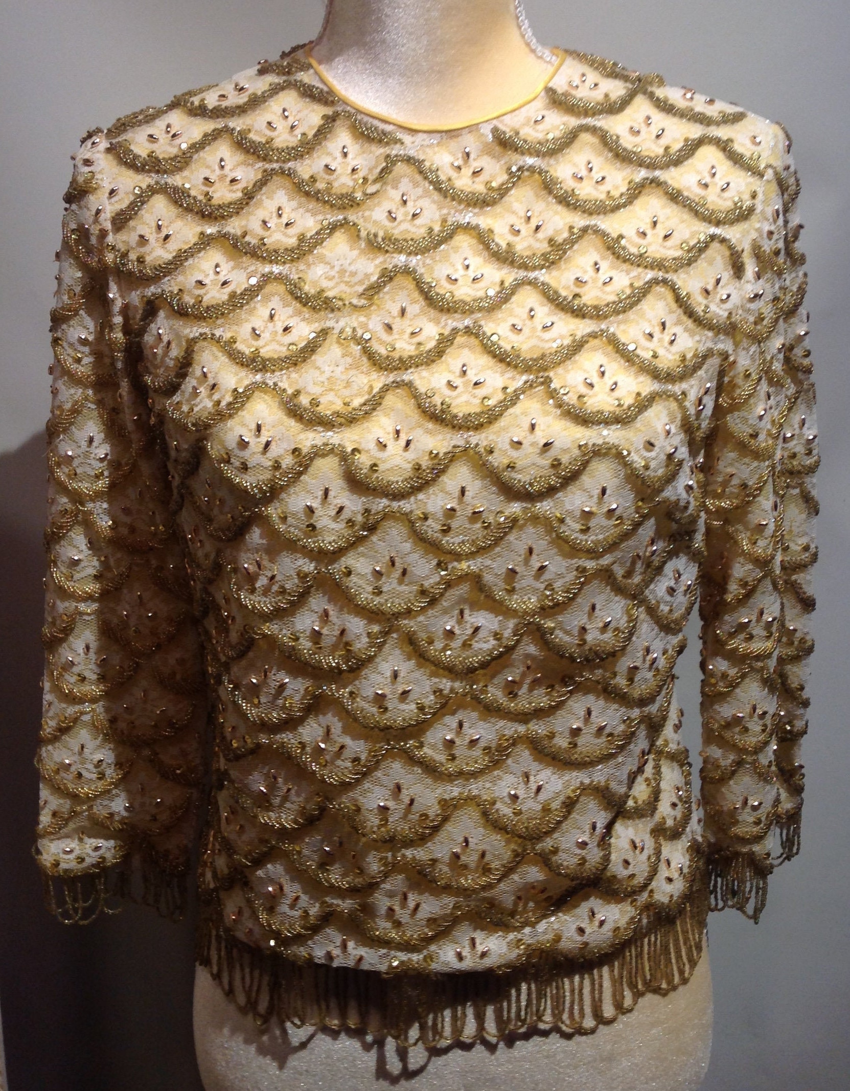 "1960Er Hand Perlen Cluster Formelle Bluse Goldene Spitze Designer "Cardell" Gold Lopped Fransen Auf Reiner Seide Schwer Party Boho S "1960Er Hand Perlen Cluster Formelle Bluse Goldene Spitze Designer "Cardell" Gold Lopped Fransen Auf Reiner Seide Schwer Party Boho S von EclecticCollage