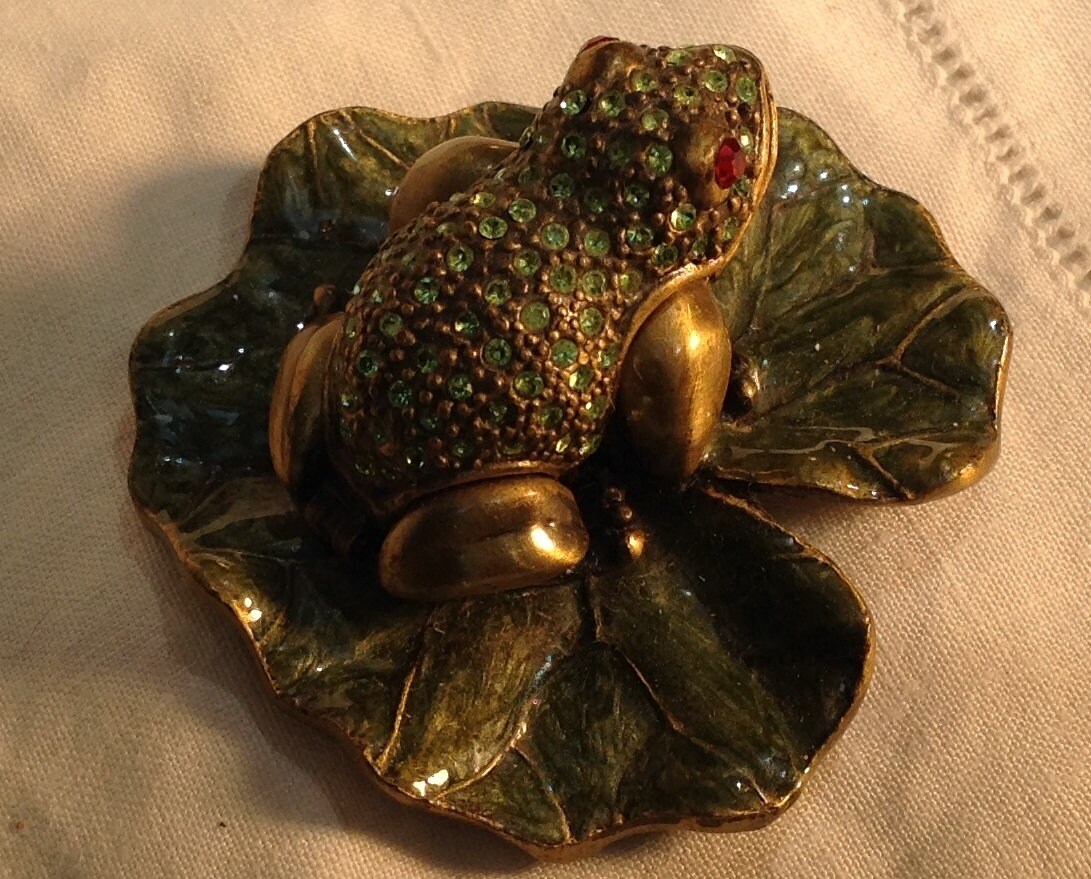 90Er Emaille Frosch Bejeweled Grün Strasssteine Schmuck-Box-Schmuck-Box Trinket Springen Fee Prinz Charmante Rote Augen Cottagecore 2" 90Er Emaille Frosch Bejeweled Grün Strasssteine Schmuck-Box-Schmuck-Box Trinket Springen Fee Prinz Charmante Rote Augen Cottagecore 2" von EclecticCollage