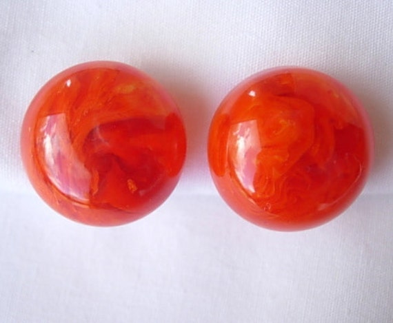 Orangefarbene Bakelit Ohrclips Vintage Aus Goldfarbenem Metall, Marmoriert, 1950Er Jahre von EclecticDebsVintage