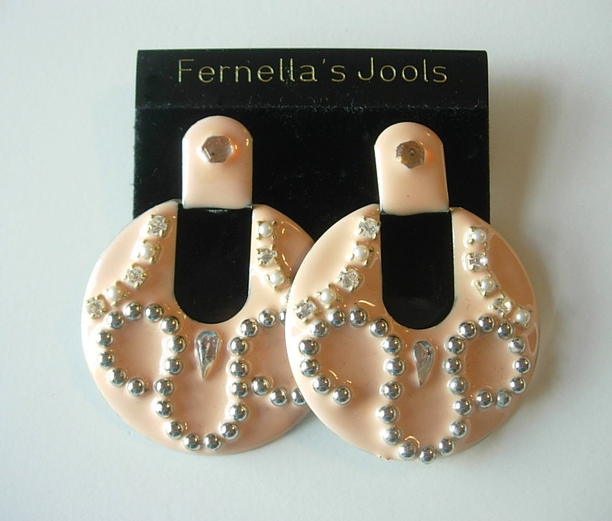 Verkauf Fernella's Jools Vintage Huge Hoop Nos Ohrstecker Pfirsich Emaille Mit Kristall-Perlen Silberfarbenes Metall 80Er Jahre von EclecticDebsVintage