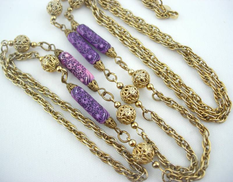 Verkauf Vintage Halskette 48 "Flieder Lila Floral Tube Perlen Gold Ton Kette Filigrane Endkappen Verkauf Vintage Halskette 48 "Flieder Lila Floral Tube Perlen Gold Ton Kette Filigrane Endkappen von EclecticDebsVintage