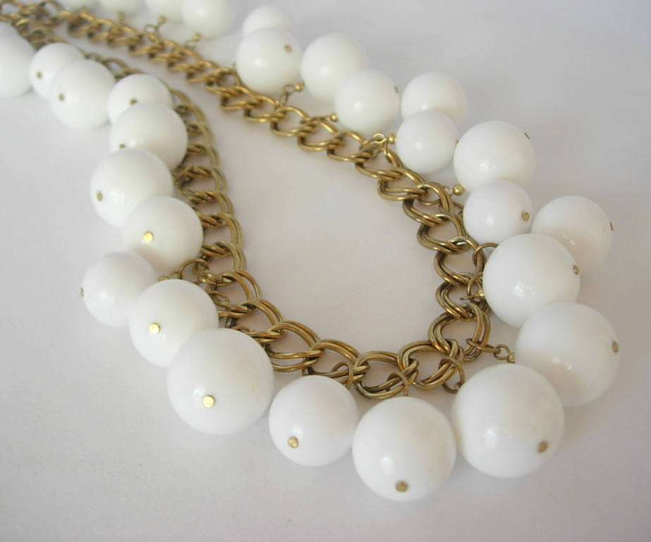 Verkauf Vintage Kjl Signiert © Kenneth Lane 35 "Klumpige Weiße Lucite Perlen-Halskette Gold-Ton-Metall-Gliederkette 35" von EclecticDebsVintage