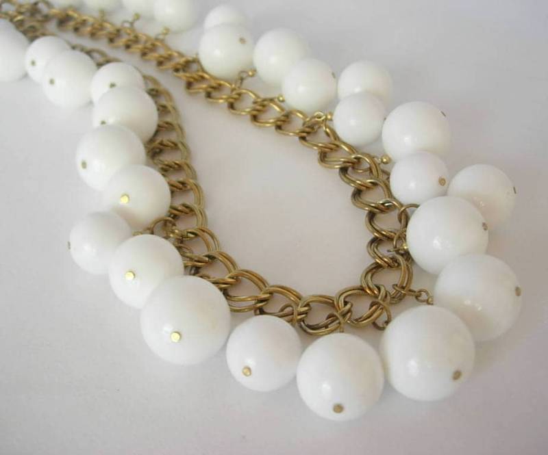 Verkauf Vintage Kjl Signiert © Kenneth Lane 35 "Klumpige Weiße Lucite Perlen-Halskette Gold-Ton-Metall-Gliederkette 35" von EclecticDebsVintage