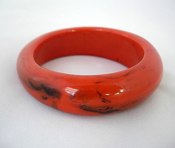 Vintage Lucite Bangle Cuff Bracelet Opaque Marmoriert Koralle Chunky Free Form 1960Er 70Er Jahre von EclecticDebsVintage