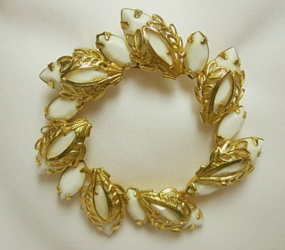 Vintage Weiß Milchglas Kranz Brosche Gold Ton Filigrane Opaque Zacken Set Marquise Schliff Steine von EclecticDebsVintage