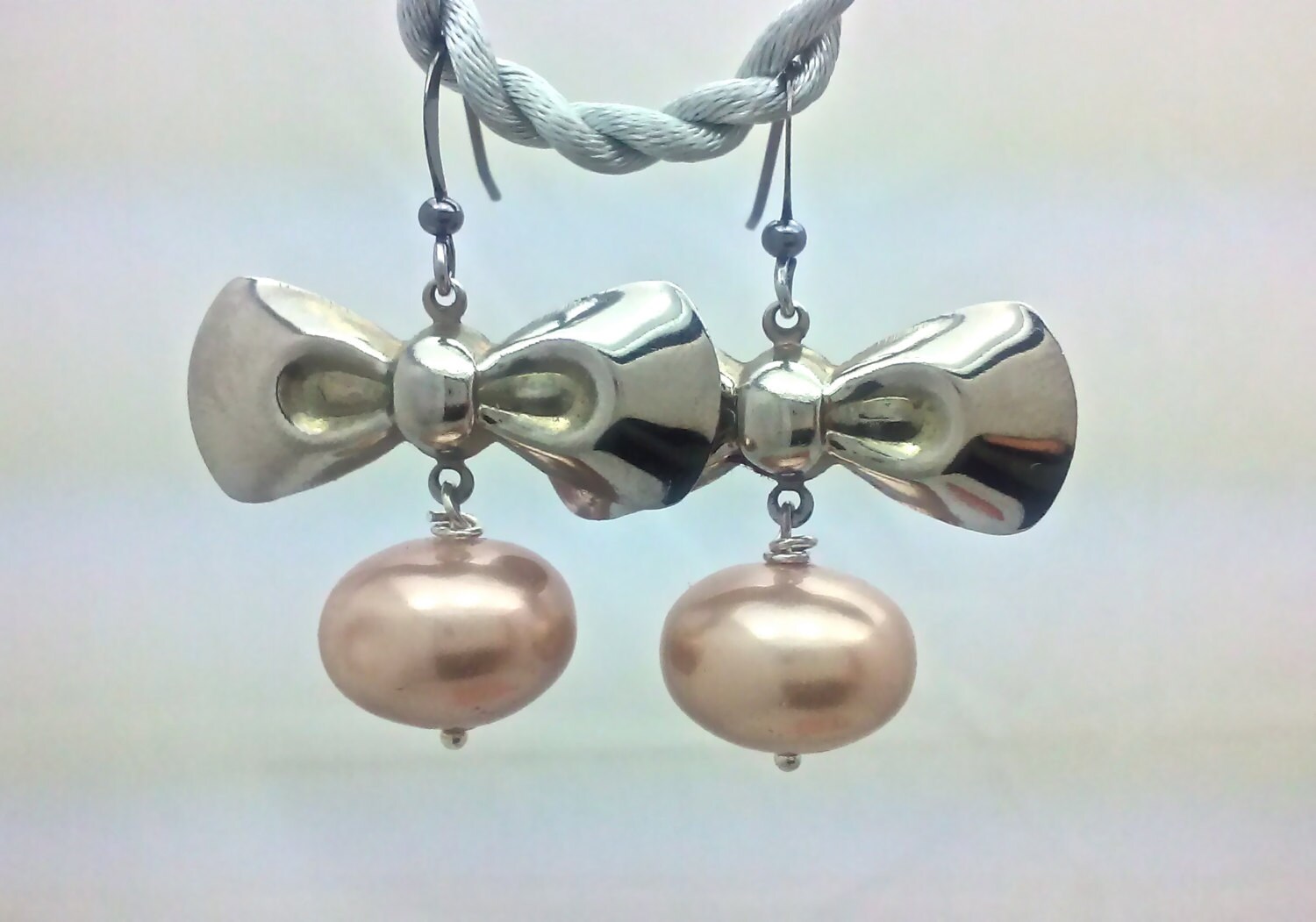 Beige Perlmutt Bogen Silber Ohrringe Fliege Perle Beige Perlmutt Bogen Silber Ohrringe Fliege Perle von EclecticElefant