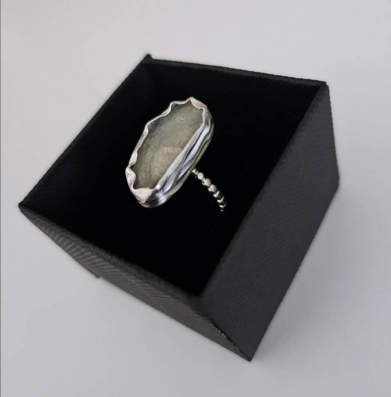 Scar - Grüngraues Seeglas in Einer Organisch Geformten Fassung Auf Perldraht | Beides Aus 935Er Silber von EclecticSmithy