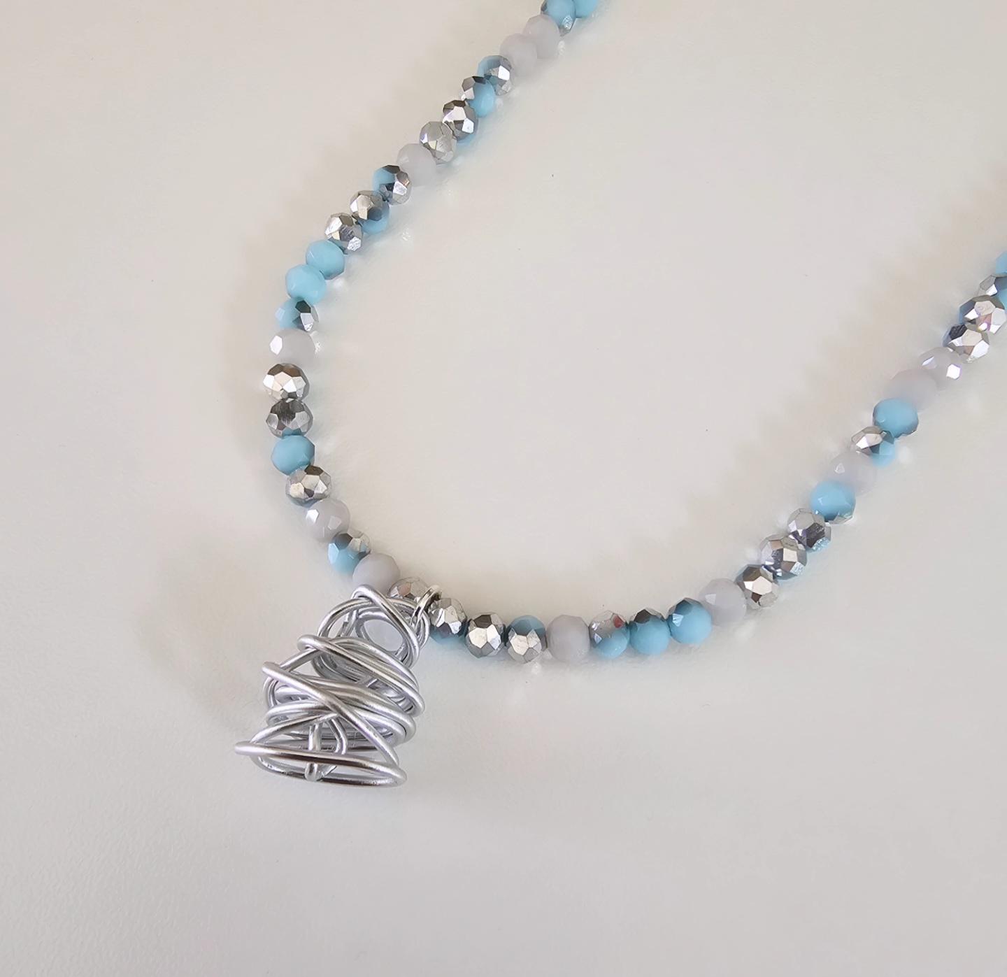 Zauberschöne Halskette Mit Facetteperlen in Grau & Silber-Türkis Sowie Handgearbeitetem Anhänger Brain Fog Aus Aluminium von EclecticSmithy