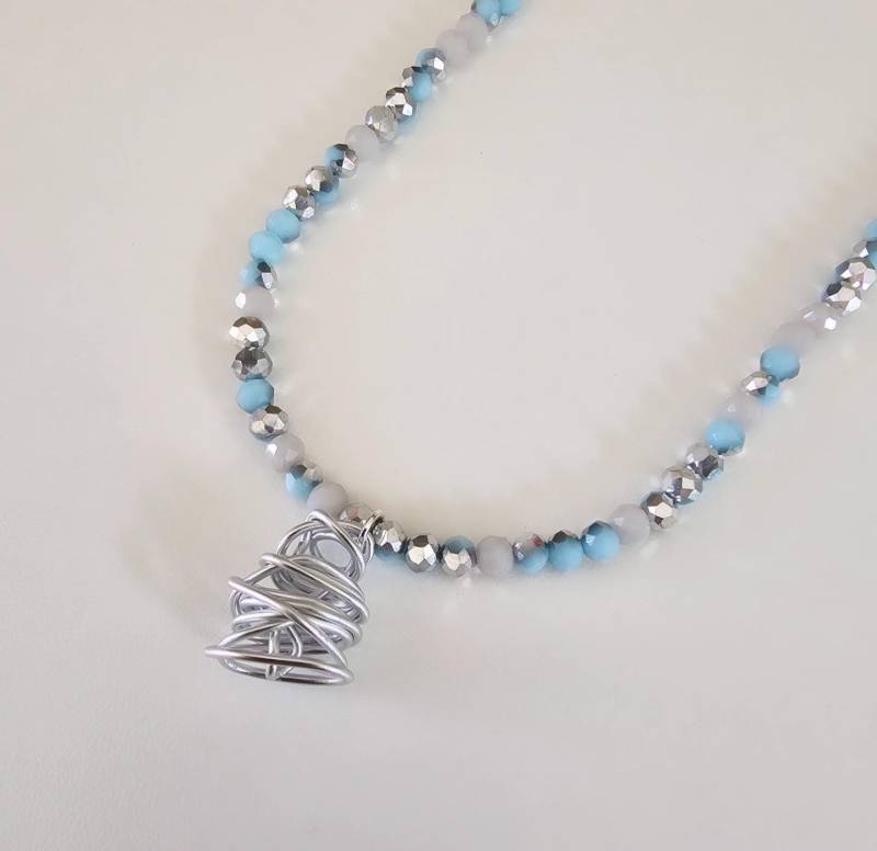 Zauberschöne Halskette Mit Facetteperlen in Grau & Silber-Türkis Sowie Handgearbeitetem Anhänger Brain Fog Aus Aluminium von EclecticSmithy