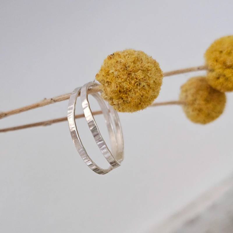 Zauberschöner Handgearbeiteter Ring Aus 935Er Silber Mit Zartem Hammerschlag-Muster "Two" von EclecticSmithy