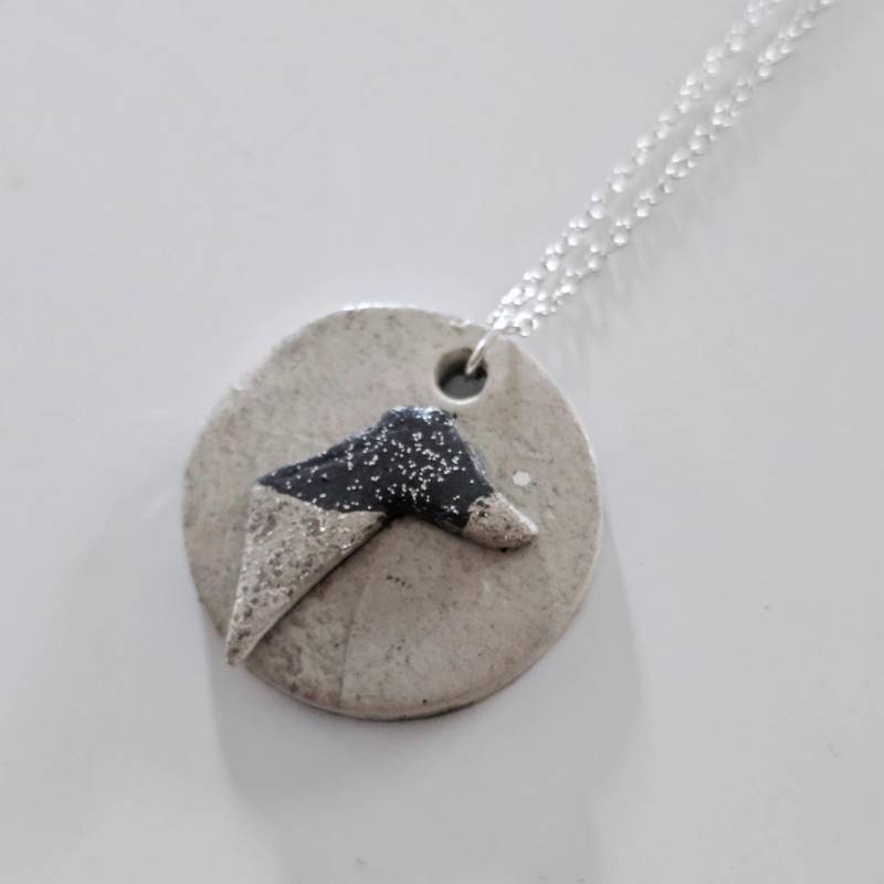 Zauberschöner Handgefertigter Taler Aus Keramik Mit Galgomotiv Und Silbernem Glitzer An Einer Versilberten Edelstahlkette von EclecticSmithy