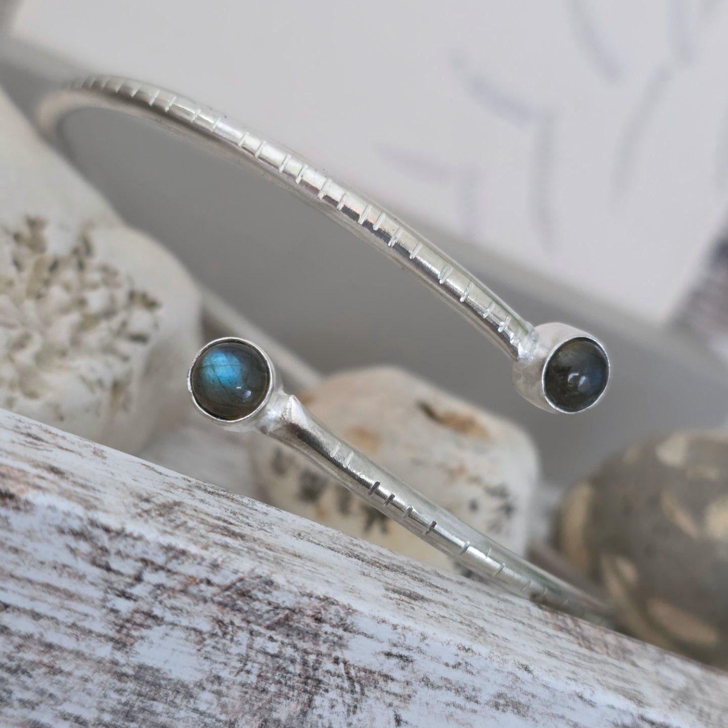 Zauberschöner Und Handgearbeiteter Armreif Aus 925Er Silber Mit 2 Labradorit-steinen von EclecticSmithy