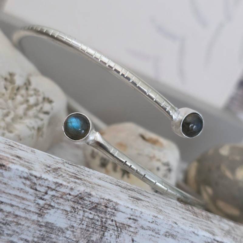 Zauberschöner Und Handgearbeiteter Armreif Aus 925Er Silber Mit 2 Labradorit-steinen von EclecticSmithy