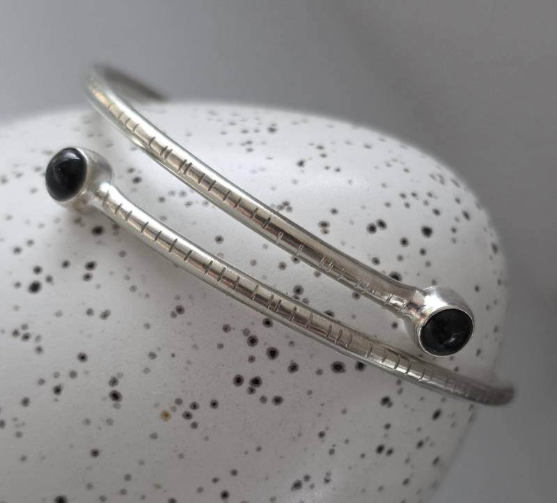 Zauberschöner Und Handgearbeiteter Armreif Aus 925Er Silber Mit 2 Onyx-steinen von EclecticSmithy