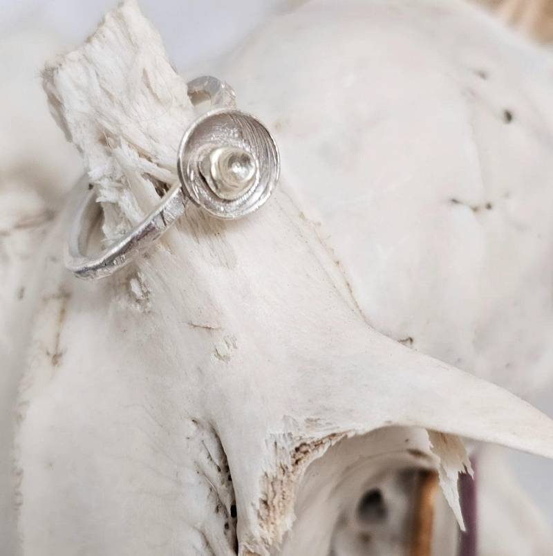 Zauberschöner Und Handgearbeiteter Ring Aus 935Er Silber Bell von EclecticSmithy