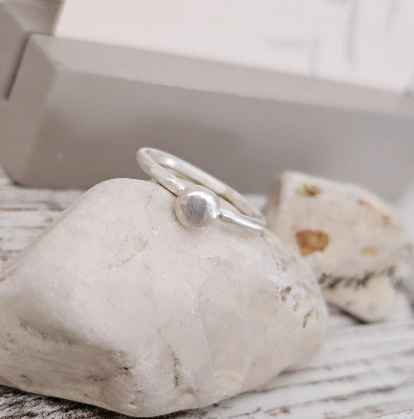 Zauberschöner Und Handgearbeiteter Ring Aus 935Er Silber Mit Glücksnugget von EclecticSmithy