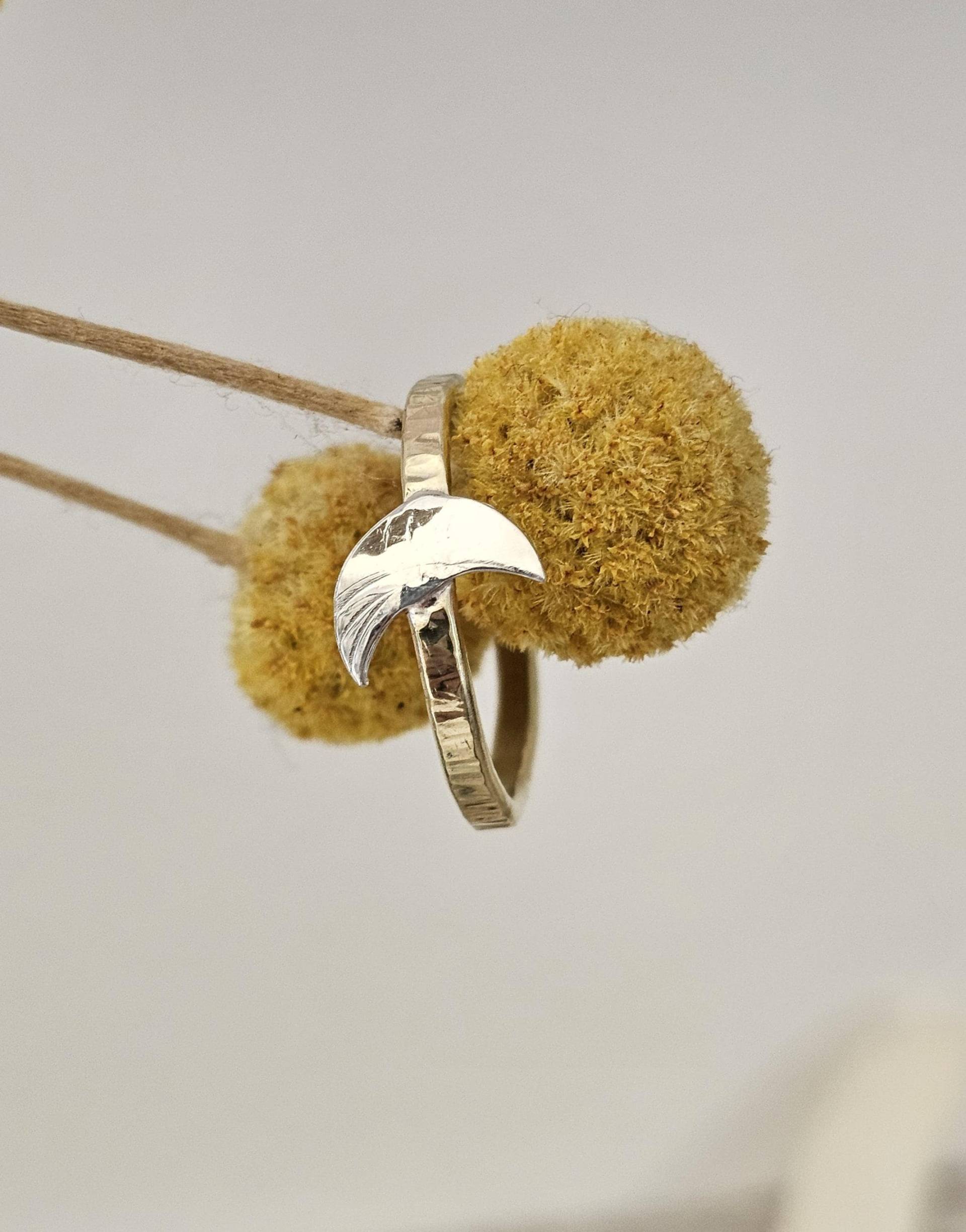 Zauberschöner Und Handgearbeiteter Ring Aus Vergoldetem Messing Einem Halbmond 935Er Silber von EclecticSmithy