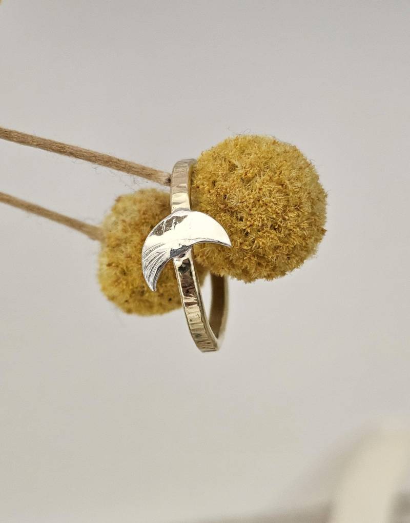Zauberschöner Und Handgearbeiteter Ring Aus Vergoldetem Messing Einem Halbmond 935Er Silber von EclecticSmithy