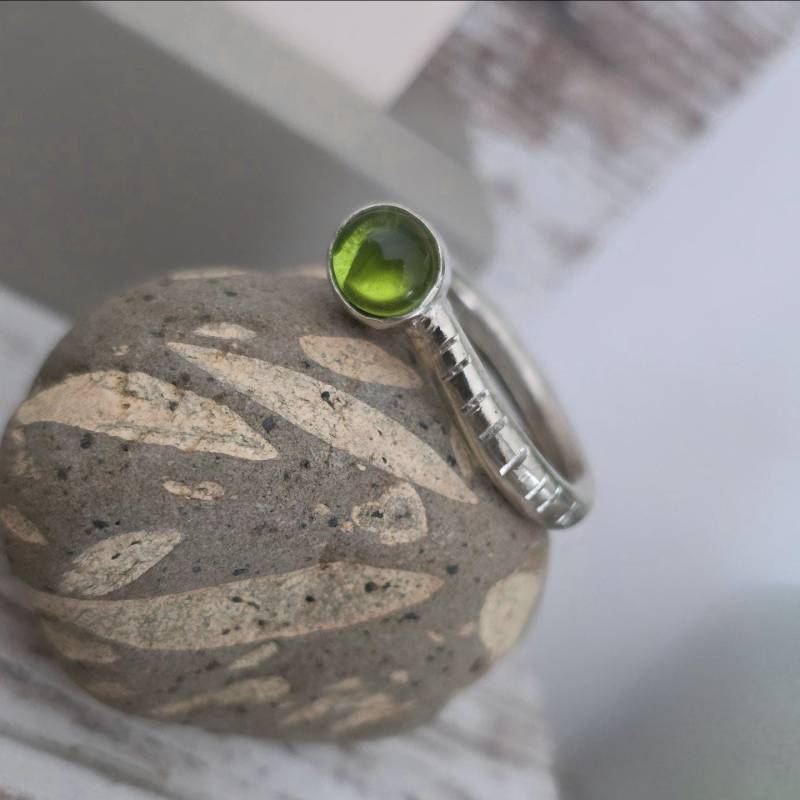 Zauberschöner Und Offen Handgearbeiteter Ring Mit Kleinem Peridot 925Er Silber von EclecticSmithy