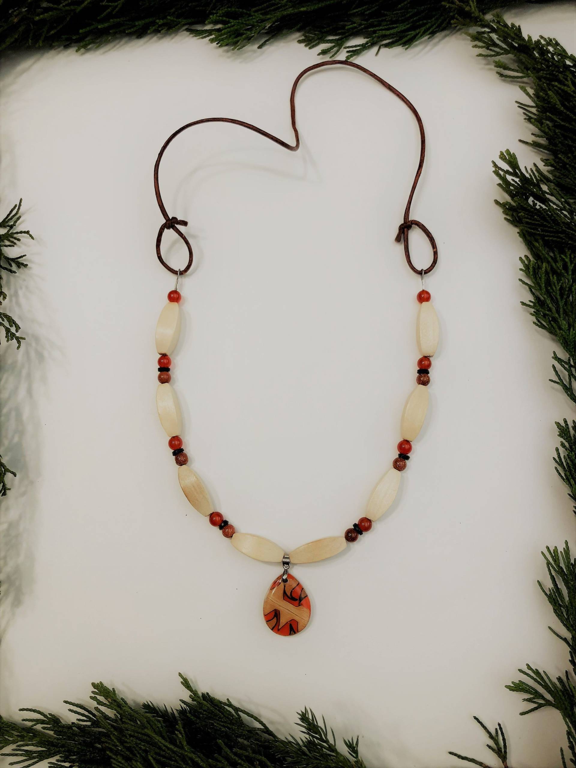 Einstellbare Boho Karneol Und Holz Perlenkette Coco-Harz-Anhänger Mit Lederband Einstellbare Boho Karneol Und Holz Perlenkette Coco-Harz-Anhänger Mit Lederband von EclecticSparkStudio