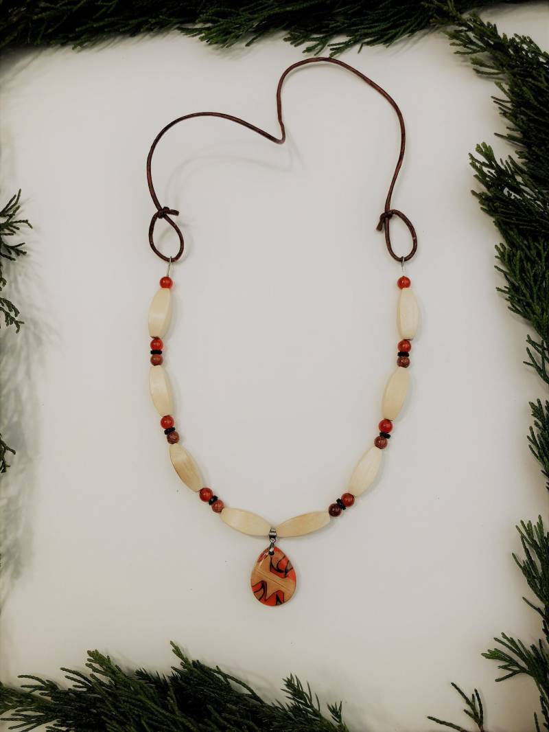 Einstellbare Boho Karneol Und Holz Perlenkette Coco-Harz-Anhänger Mit Lederband Einstellbare Boho Karneol Und Holz Perlenkette Coco-Harz-Anhänger Mit Lederband von EclecticSparkStudio