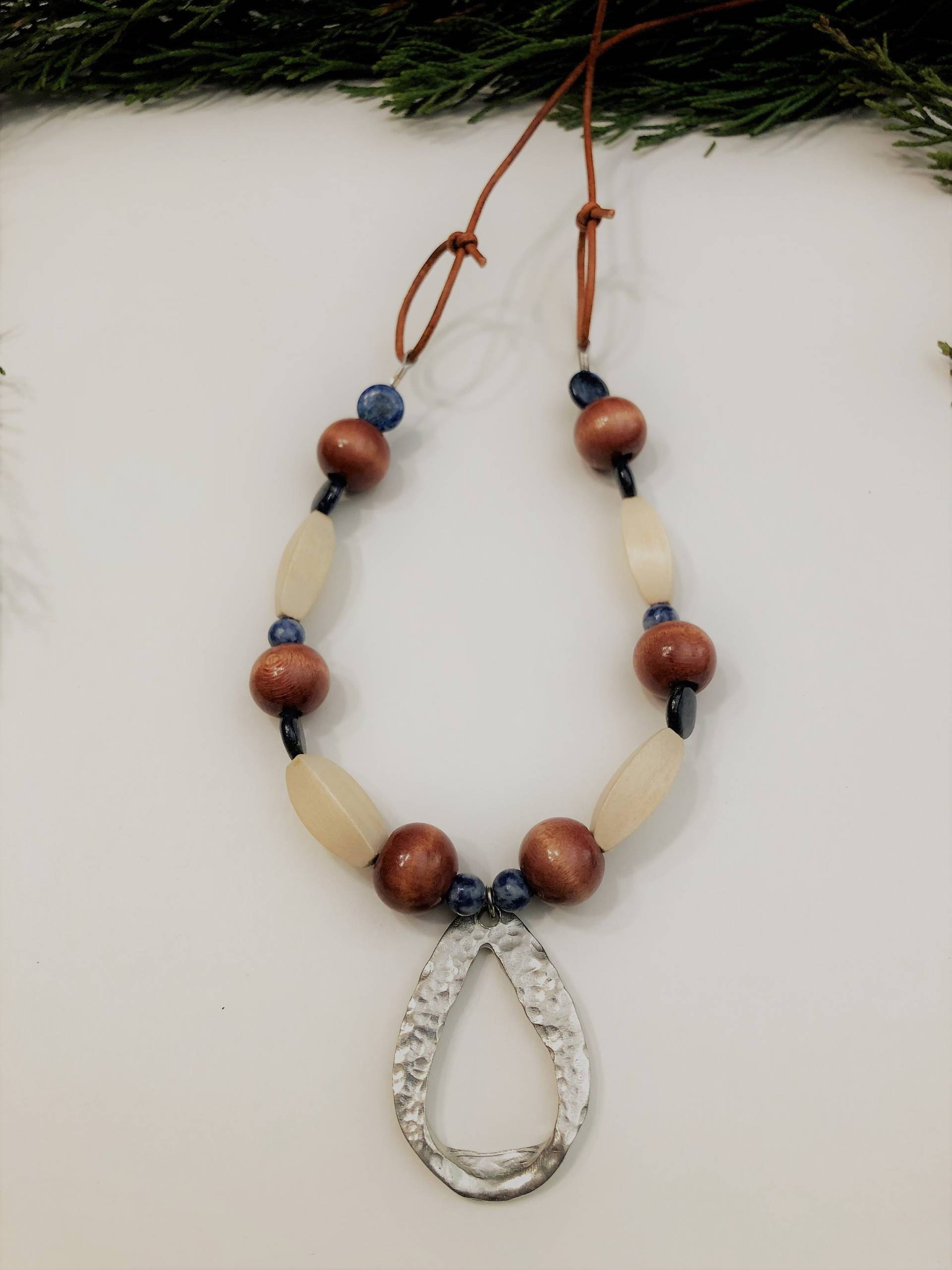 Einstellbare Boho Lapis Lazuli Und Holz Perlenkette Mit Gehämmert Zinn Anhänger Lederschnur Einstellbare Boho Lapis Lazuli Und Holz Perlenkette Mit Gehämmert Zinn Anhänger Lederschnur von EclecticSparkStudio