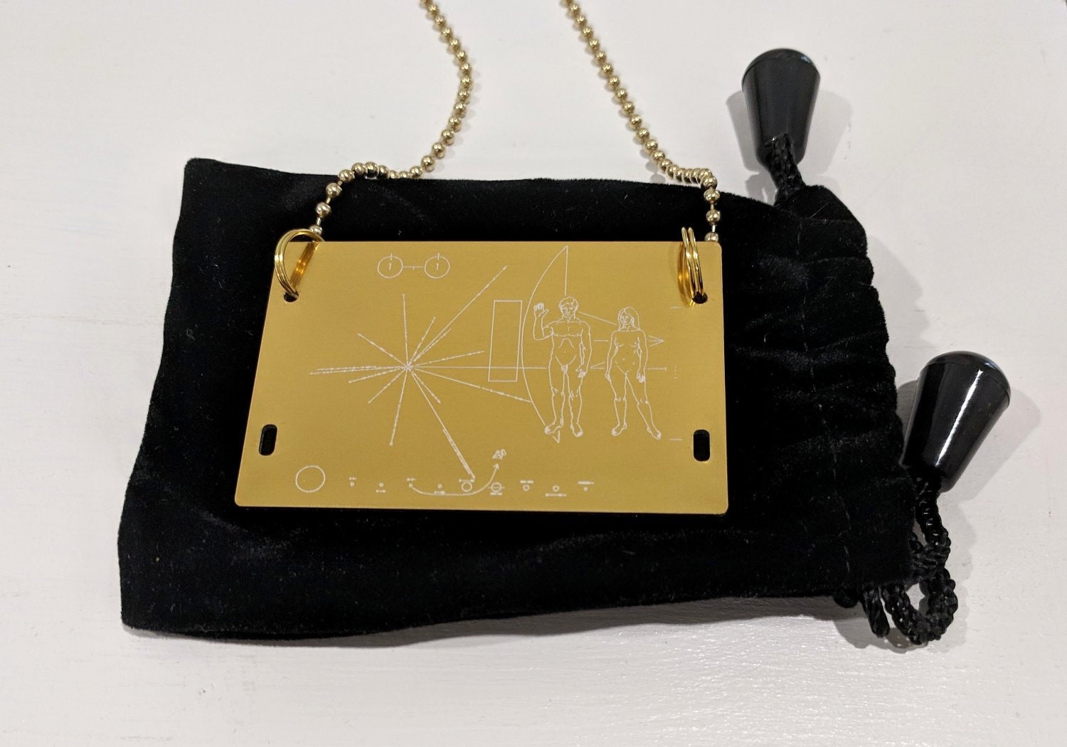 Nasa Pioneer Plaque Anhänger - Halskette Lasergraviert. Kommt in Einem Schwarzen Samtbeutel. Inklusive 80cm Kugelkette. Kann Angepasst Werden Nasa Pioneer Plaque Anhänger - Halskette Lasergraviert. Kommt in Einem Schwarzen Samtbeutel. Inklusive 80cm Kugelkette. Kann Angepasst Werden von Eclipse9Laser