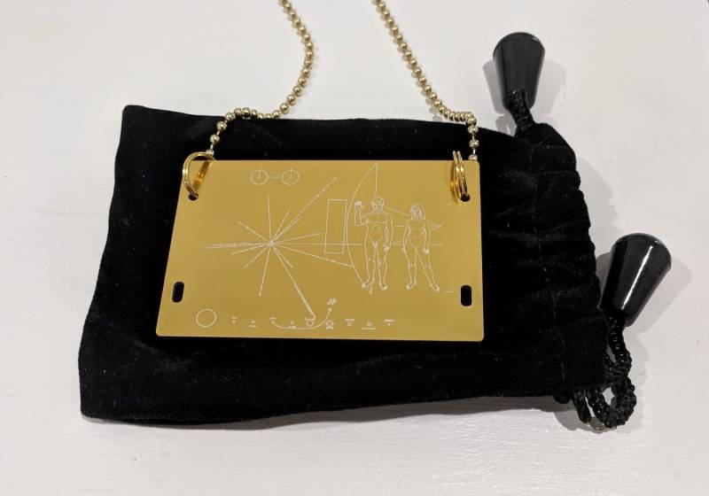 Nasa Pioneer Plaque Anhänger - Halskette Lasergraviert. Kommt in Einem Schwarzen Samtbeutel. Inklusive 80cm Kugelkette. Kann Angepasst Werden von Eclipse9Laser
