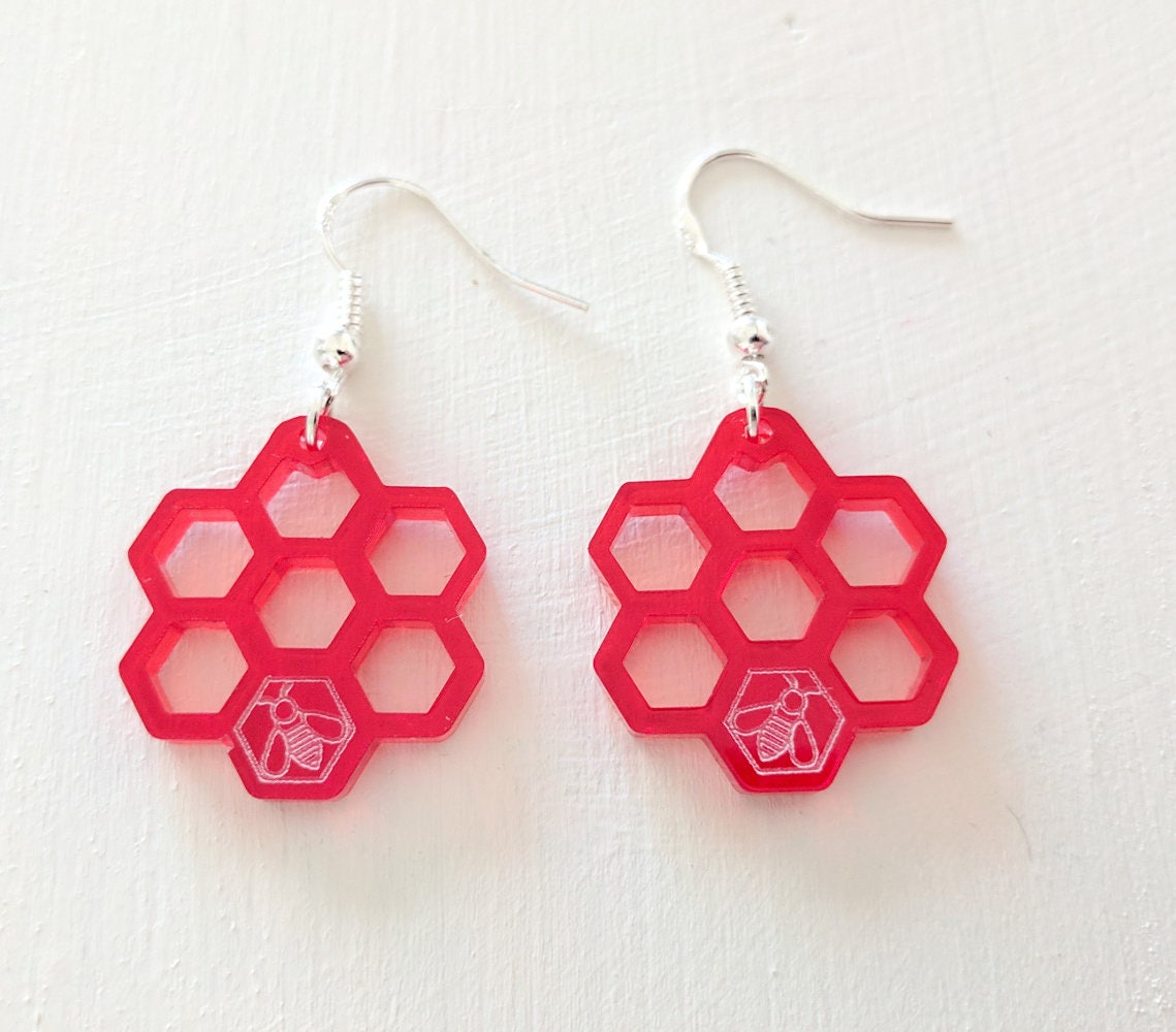 Waben Ohrringe, Lasergeschnitten Aus Halbtransparentem Rotem Acryl, Mit Einer Kleinen Bienen Waben Ohrringe, Lasergeschnitten Aus Halbtransparentem Rotem Acryl, Mit Einer Kleinen Bienen von Eclipse9Laser