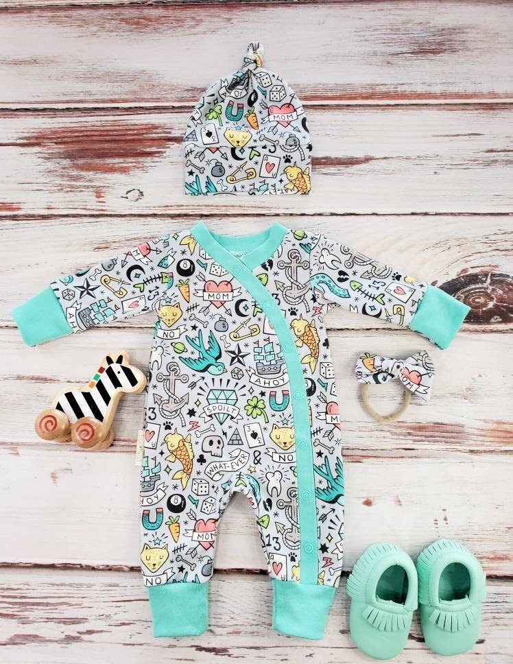 Bio Baby Kimono Strampler Tattoo Print Outfit Und Knotenmütze von EcoBrat