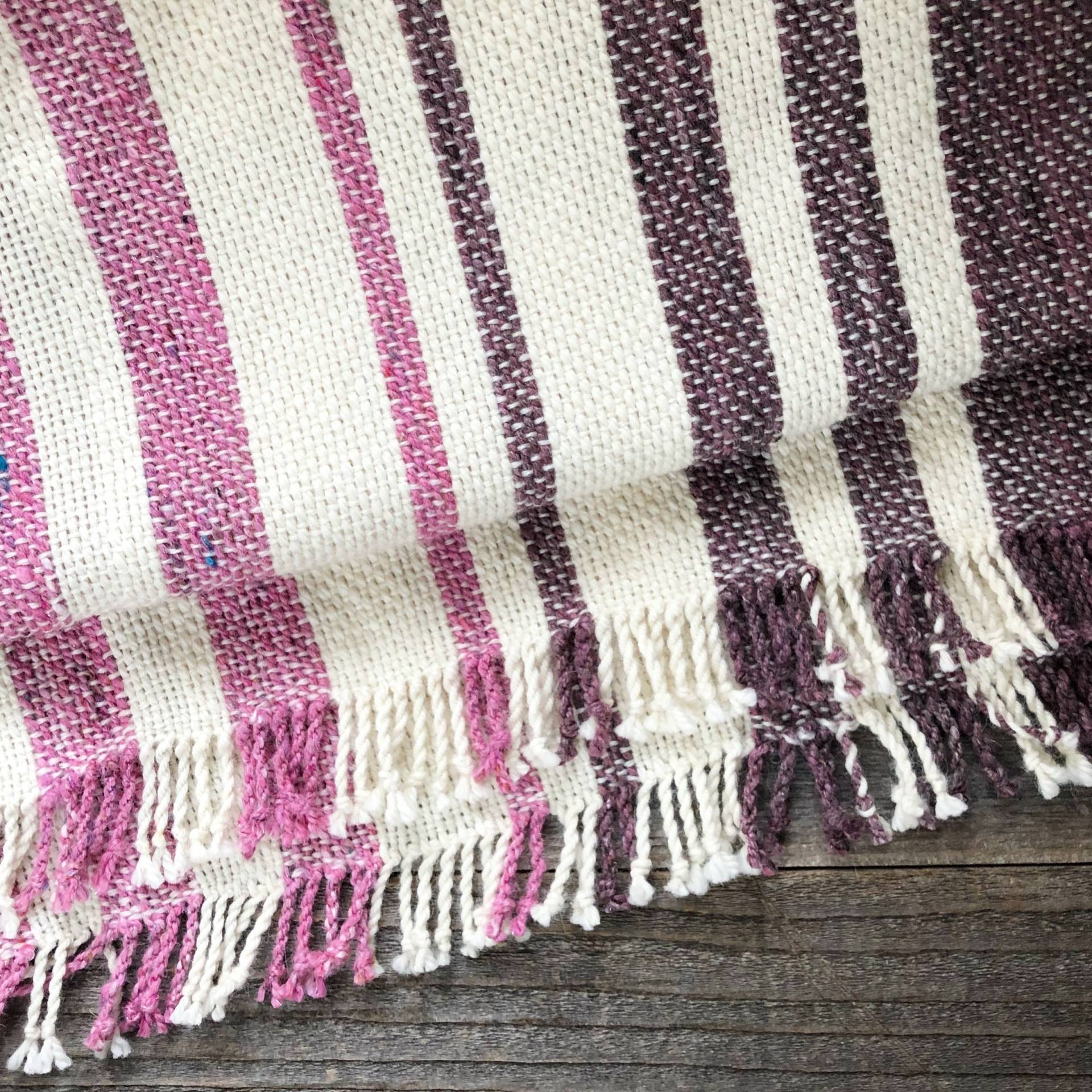 Handgewebter Alpaka-Woll Schal - 170x45cm Rosa-Lila-Off-White Breit Und Lang Handgewebter Alpaka-Woll Schal - 170x45cm Rosa-Lila-Off-White Breit Und Lang von EcoFriendlyFiber