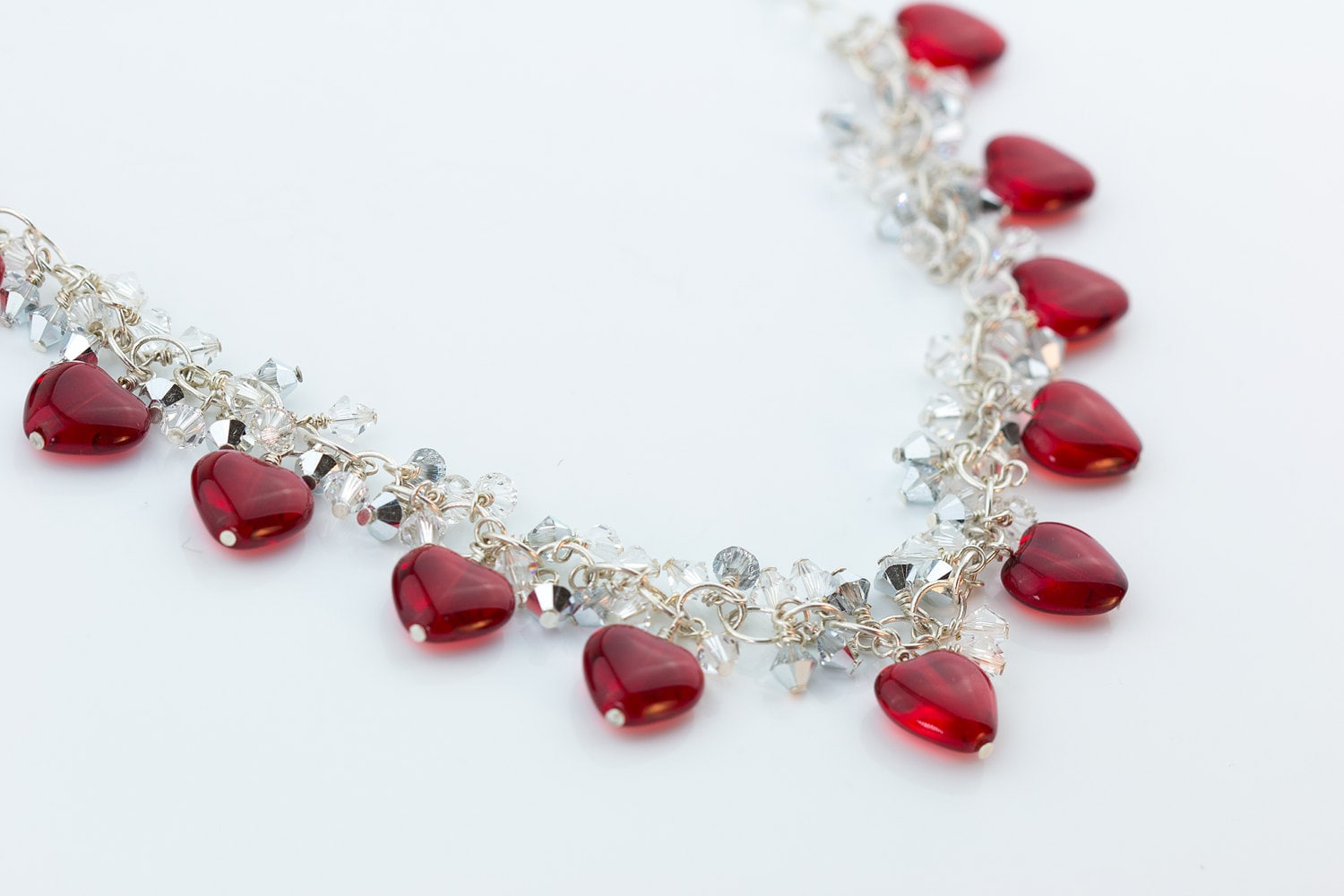 Valentinstag Halskette Viele Rote Herz Perlen Und Swarovski Kristalle Halskette; Silberfarbene Kette; Rotes Valentinstag Halskette Viele Rote Herz Perlen Und Swarovski Kristalle Halskette; Silberfarbene Kette; Rotes von EcoKDesignStudio