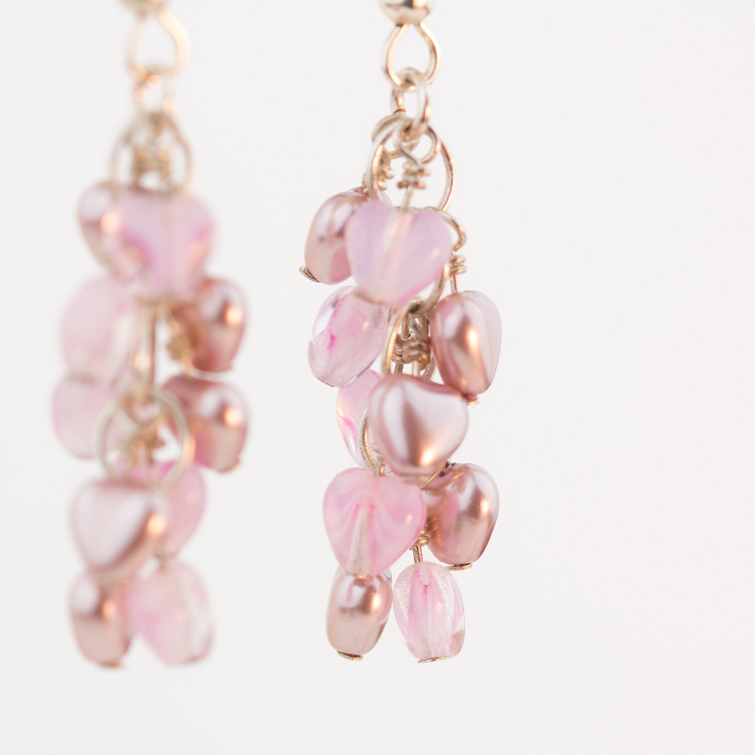 Valentinstag Ohrringe Viele Rosa Herz Perlen Ohrringe; Silberfarbe; Pink Valentinstag Ohrringe Viele Rosa Herz Perlen Ohrringe; Silberfarbe; Pink von EcoKDesignStudio