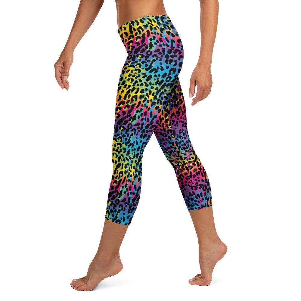 Capri-Leggings Regenbogen Leoparden Muster Animal Print Capri-Leggings Regenbogen Leoparden Muster Animal Print von EcoKarmaStyles