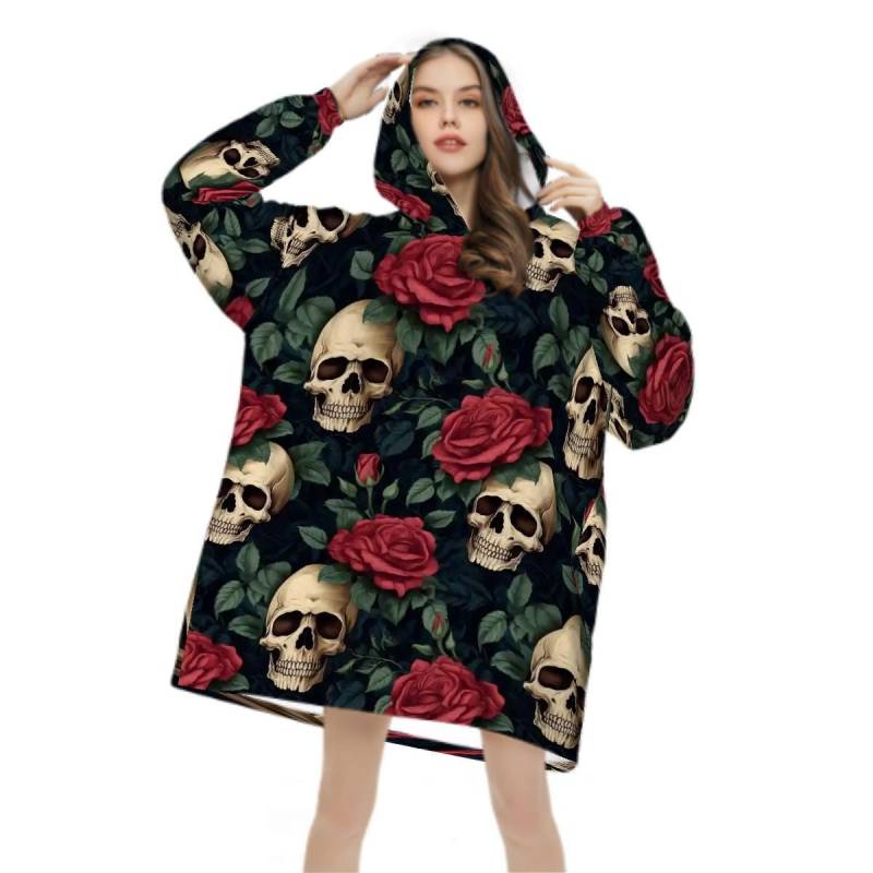 Gothic Totenköpfe Und Rosen Oversized Blanket Hoodie - Flauschige Dunkle Tragbare Decke Mit Ärmeln & Tasche von EcoKarmaStyles