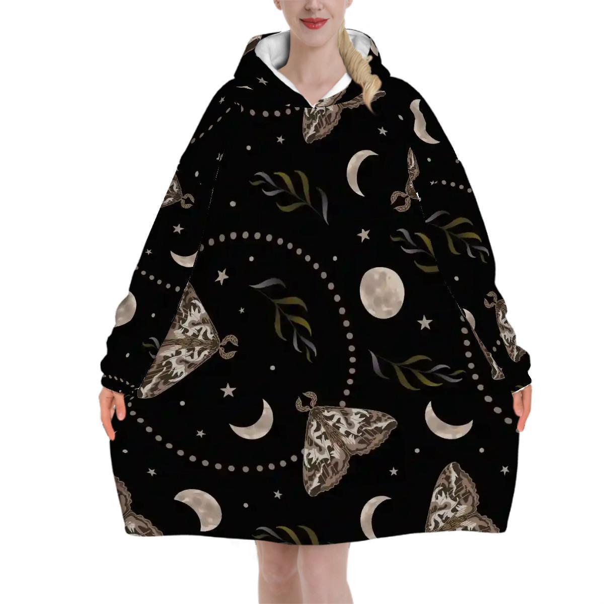 Gothic Whimsical Oversized Blanket Hoodie - Flauschige Motte Und Mond Tragbare Decke Mit Ärmeln & Tasche von EcoKarmaStyles