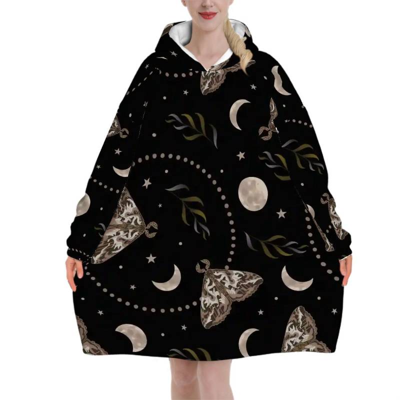 Gothic Whimsical Oversized Blanket Hoodie - Flauschige Motte Und Mond Tragbare Decke Mit Ärmeln & Tasche von EcoKarmaStyles