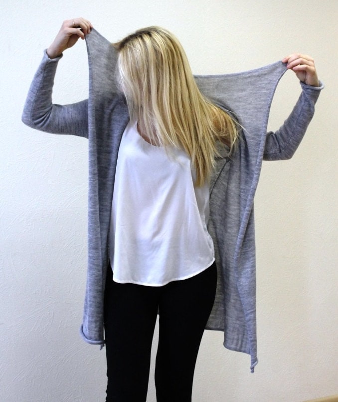 Grauer Strickjackenpullover, Langer Strickjacken-Wickelpullover, Beige Geblümter Damen-Strickjacke, Offener Damenpullover, Strick-Strickjacke von EcoTextureLV