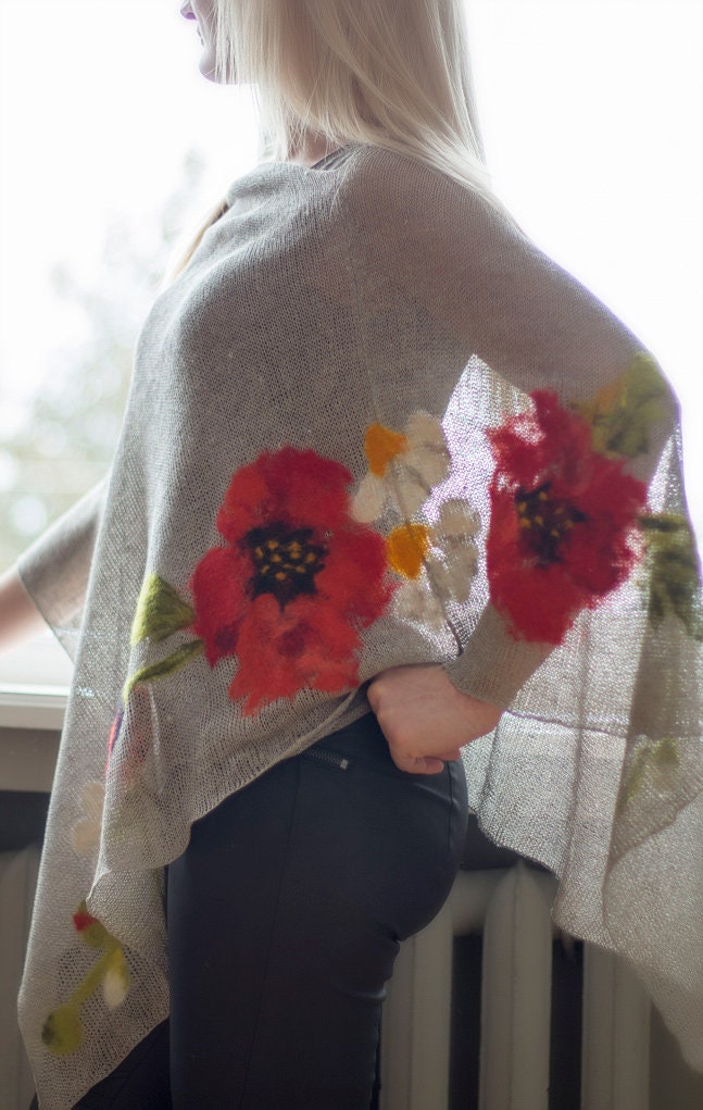 Mohnblumen Rot Reines Leinen Pancho Cape Beige Wickelponcho Leinenpullover Capebeige Schal Strickschal Moderne Kleidung Accessoires von EcoTextureLV