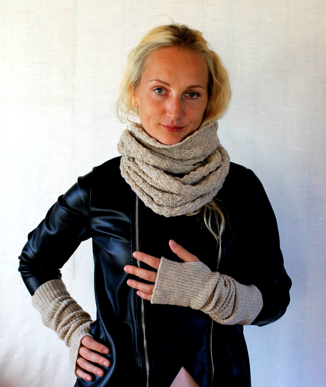 Schal Und Fäustlinge Als Weihnachtsgeschenke - Handgestrickte Cowl-Handschuhe, Dicke Cowl-Fäustlinge, Infinity Cowl, Halstuch von EcoTextureLV