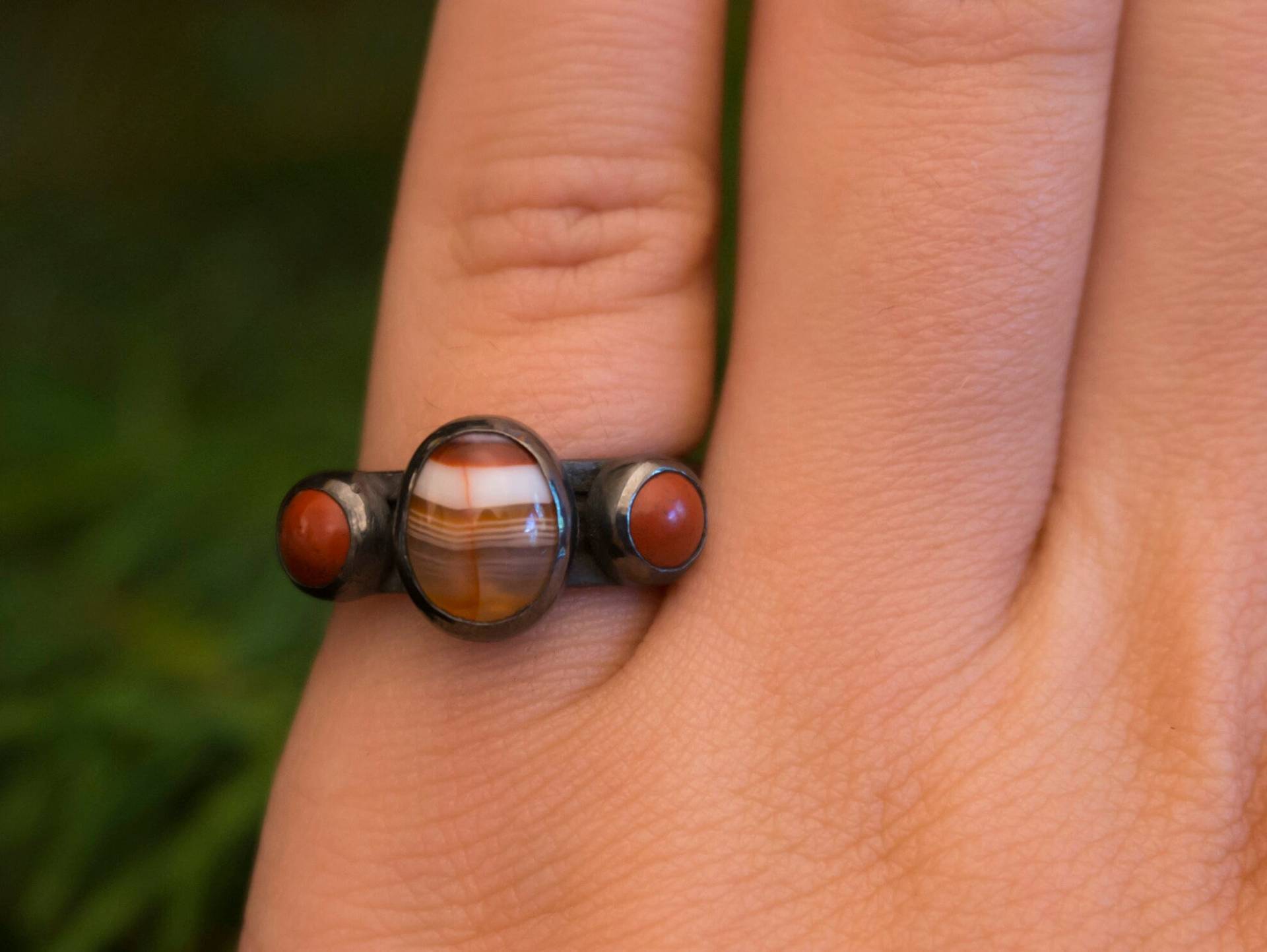 Handarbeit | Silberring Sardonyx Und Jaspis Drei Stein Ring Retro Silber Oxidiertes .999~.925 Handarbeit | Silberring Sardonyx Und Jaspis Drei Stein Ring Retro Silber Oxidiertes .999~.925 von EcotoneJewelers