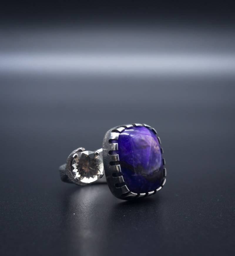 Schild Des Lichtes Ring | Brutalist Sugilith Und Sonnenstein Mit Kuem-Boo Handgravur Größe 9, 5 von EcotoneJewelers