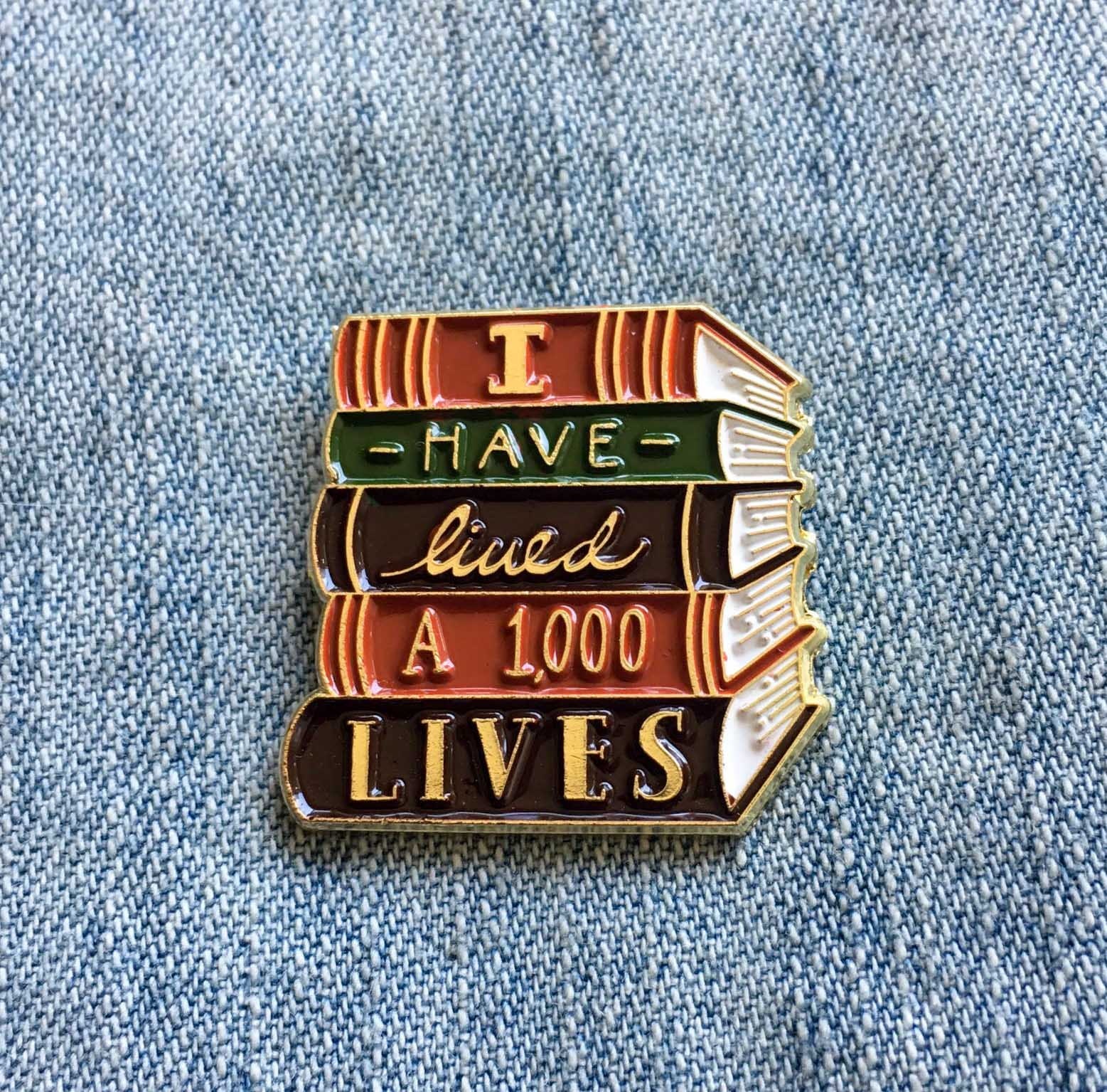 "Gold "Ich Habe Tausend Leben Gelebt" Buchstapel Emaille Pin - Literatur Brosche Geschenk Für Leser, Bibliothekarin Mode-stil Geek Revers von Ectogasm