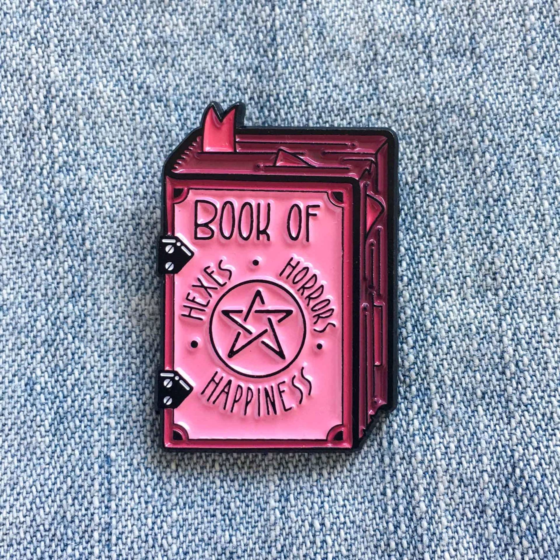 Grimoire Zauber Buch Emaille Pin in Rosa - "Buch Der Hexen, Schrecken Und Glück" Süße Schatten Pagan Goth Mode Hexe Stil Geschenk von Ectogasm