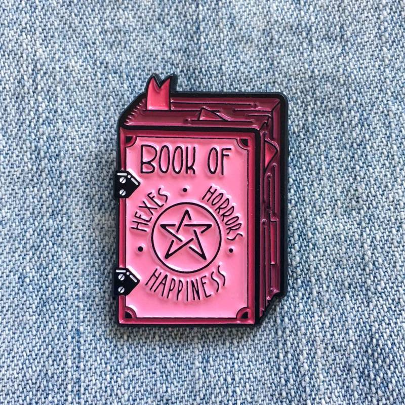 Grimoire Zauber Buch Emaille Pin in Rosa - "Buch Der Hexen, Schrecken Und Glück" Süße Schatten Pagan Goth Mode Hexe Stil Geschenk von Ectogasm