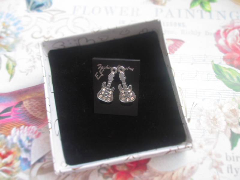 Gitarren Musik Ohrringe - Handmade Pushback Rhinestore Gitarre Ohrstecker Ideal Für Den Musikfreund von EdFuchsMusicGifts
