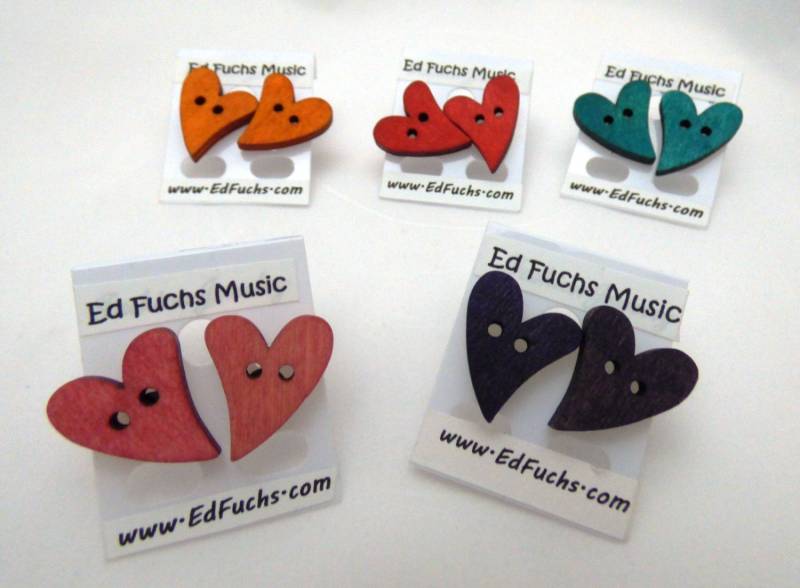 Handgemachte Painted Holz Herz Custom Schmuck Button Ohrstecker - Great Fit Für Ein Musik-Liebhaber von EdFuchsMusicGifts