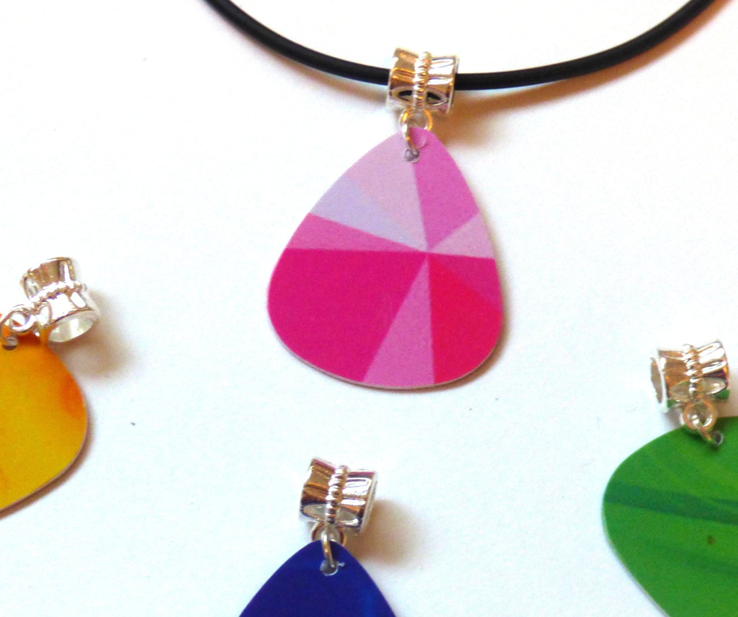 Pink Triangle Guitar Pick Halskette, Ohrringe Oder Schlüsselbund Sätze-Mix Und Entsprechen Der Anpassung - Perfektes Geschenk Für Den Musikfreund von EdFuchsMusicGifts